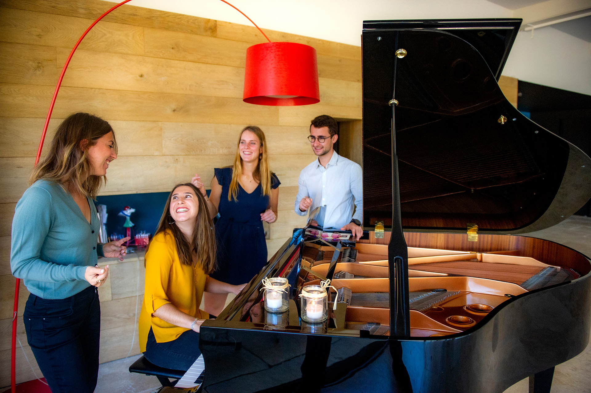 Groupe de jeune en sortie qui écoute du piano dans un bar ou restaurant