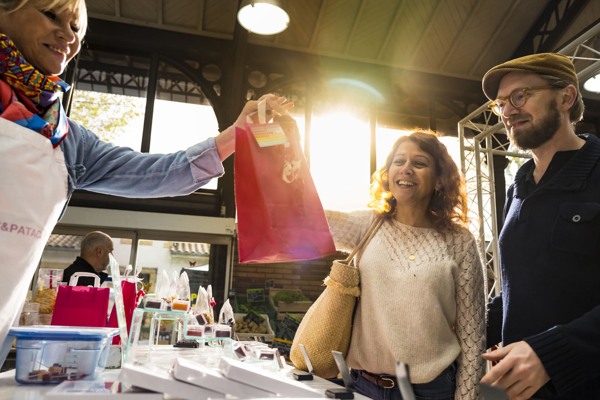 Un couple fait ses achats à l'intérieur des halles de Lamalou-Les-Bains un jour de marché