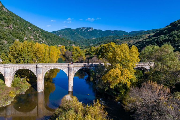 Groupe de randonneurs sur le pont de Ceps qui enjambe le fleuve Orb dans le Haut-Languedoc