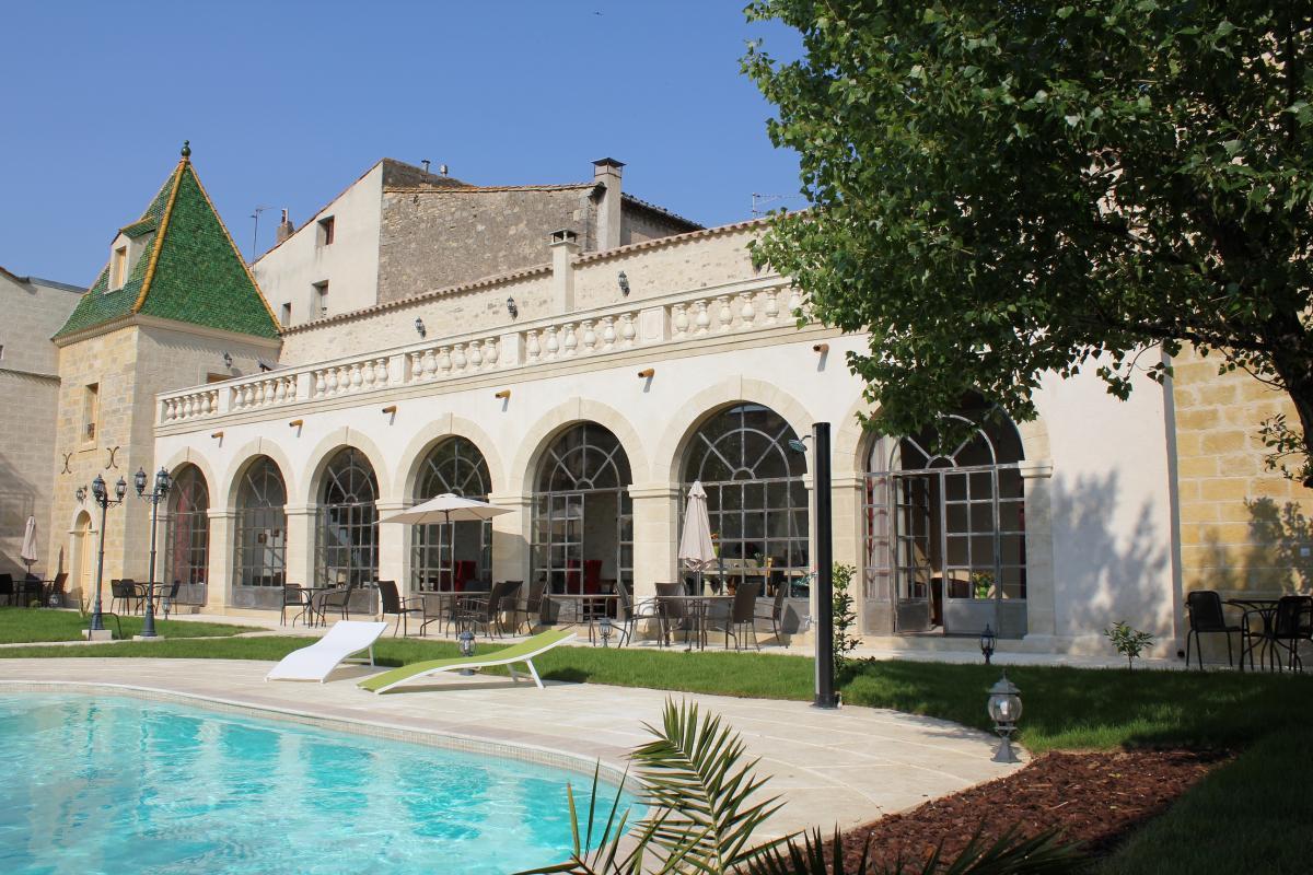 Piscine et façade de la Chambre d'hôtes aux Galeries de Beaulac à Pézenas