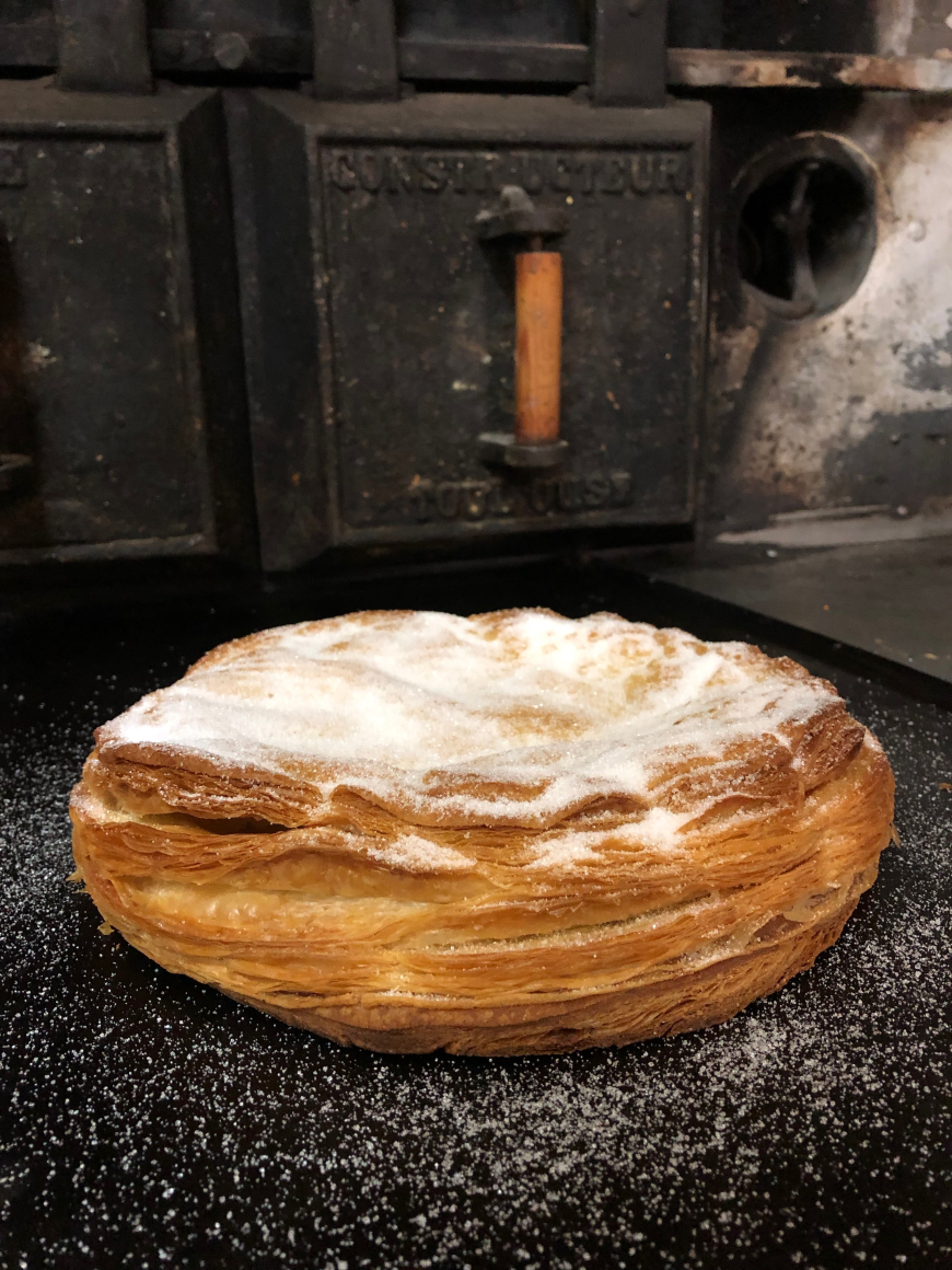 Gateau feuilleté ressemblant à une galette des rois