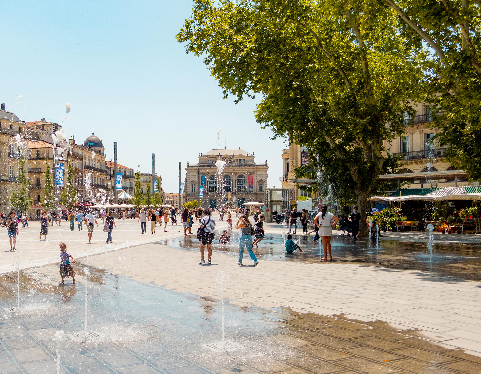 Jets d'eau sur l'esplanade de la place de la Comédie à MOntpellier