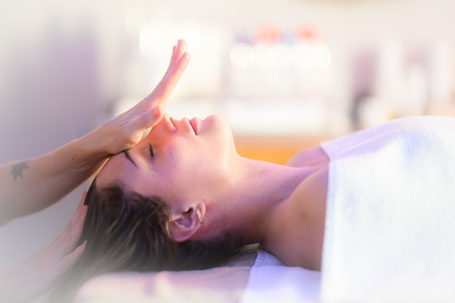 Jeune femme en séance de soins au spa du Château de Siran dans le Minervois