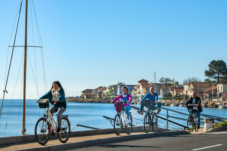 Groupe de personnes à vélo à La Tamarissière le long du fleuve Hérault