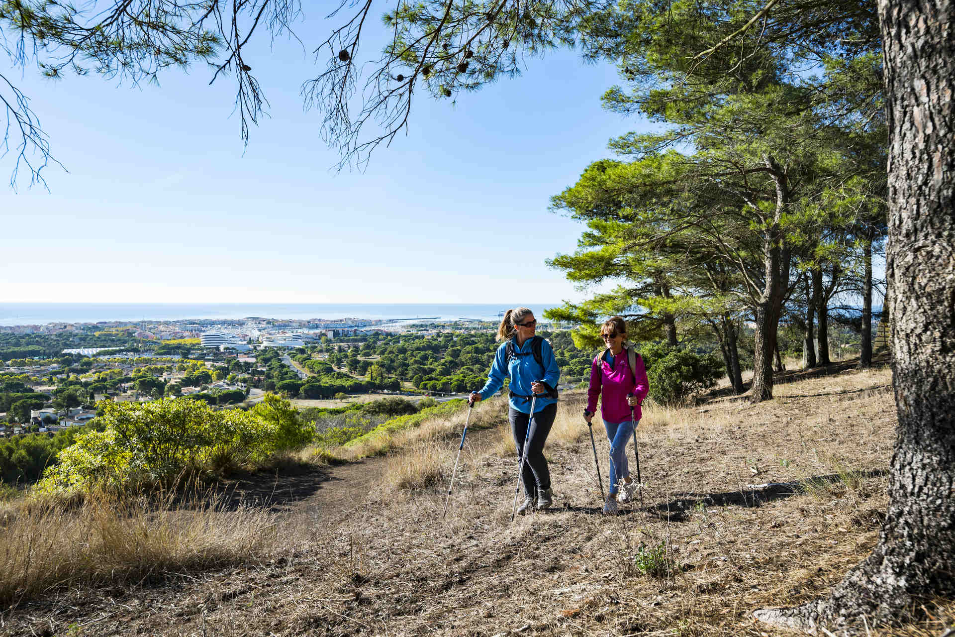 2 jeunes femmes en Randonnée au Mont Saint Loup au Cap d'Agde