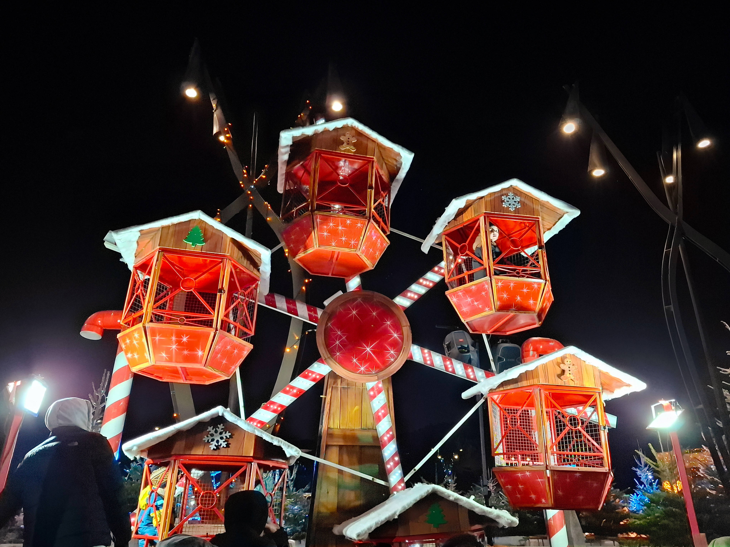 Manège en forme de maisons de pain d'épices pour les enfants au marché de Noël de la Grande Motte à la Forêt Magique