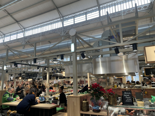 Vue sur les espaces de restauration à l'intérieur des halles de Béziers entièrement rénovées