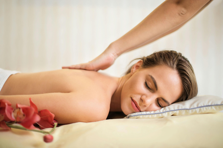 Massage d'une jeune femme