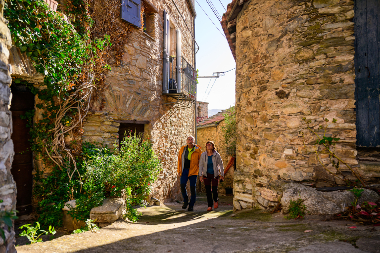 Couple qui se balade en hiver dans le village de Vieussan en Haut-Languedoc