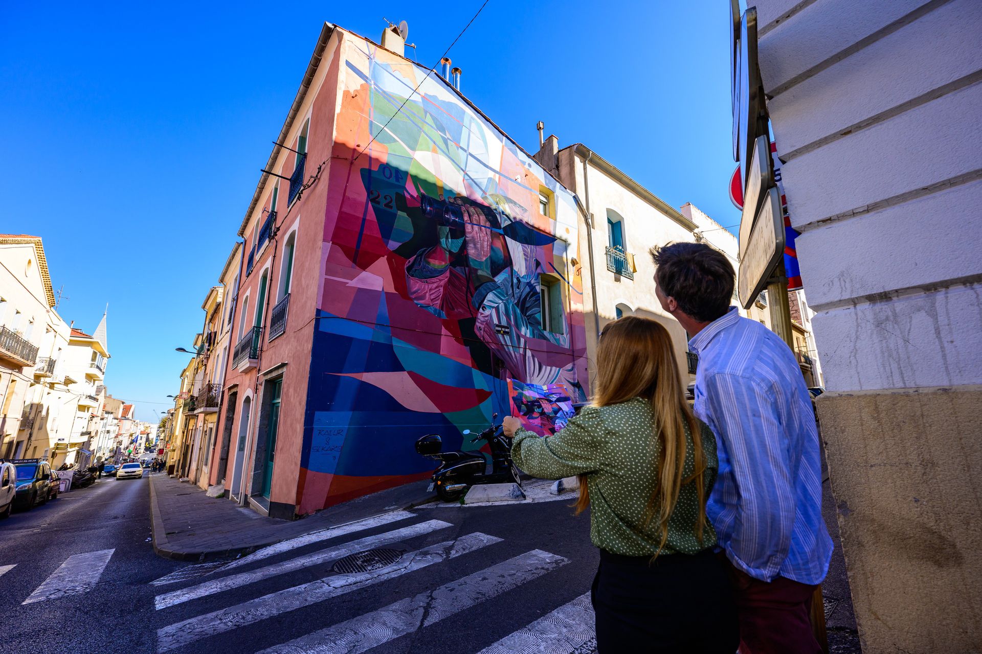 Un couple visite le Musée à Ciel Ouvert - le MACO - à Sète