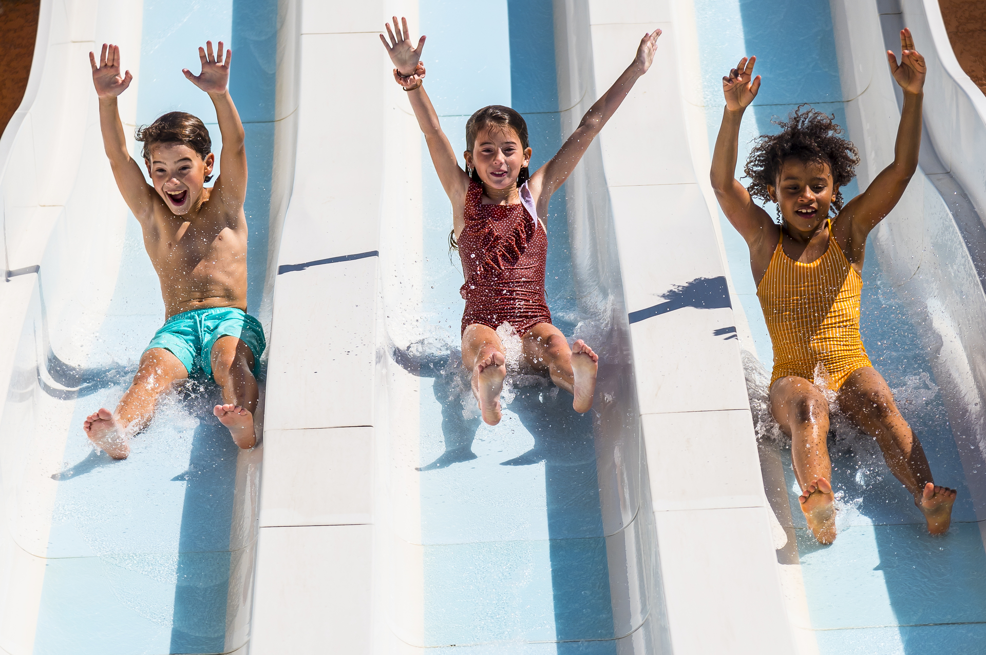 Enfants qui se baignent dans une piscine sur un toboggan