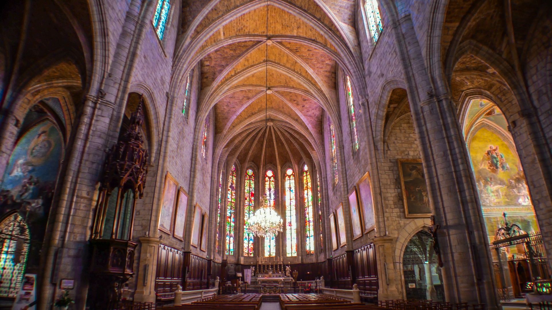 Vue sur la nef de la cathédrale Saint-Fulcran à Lodève
