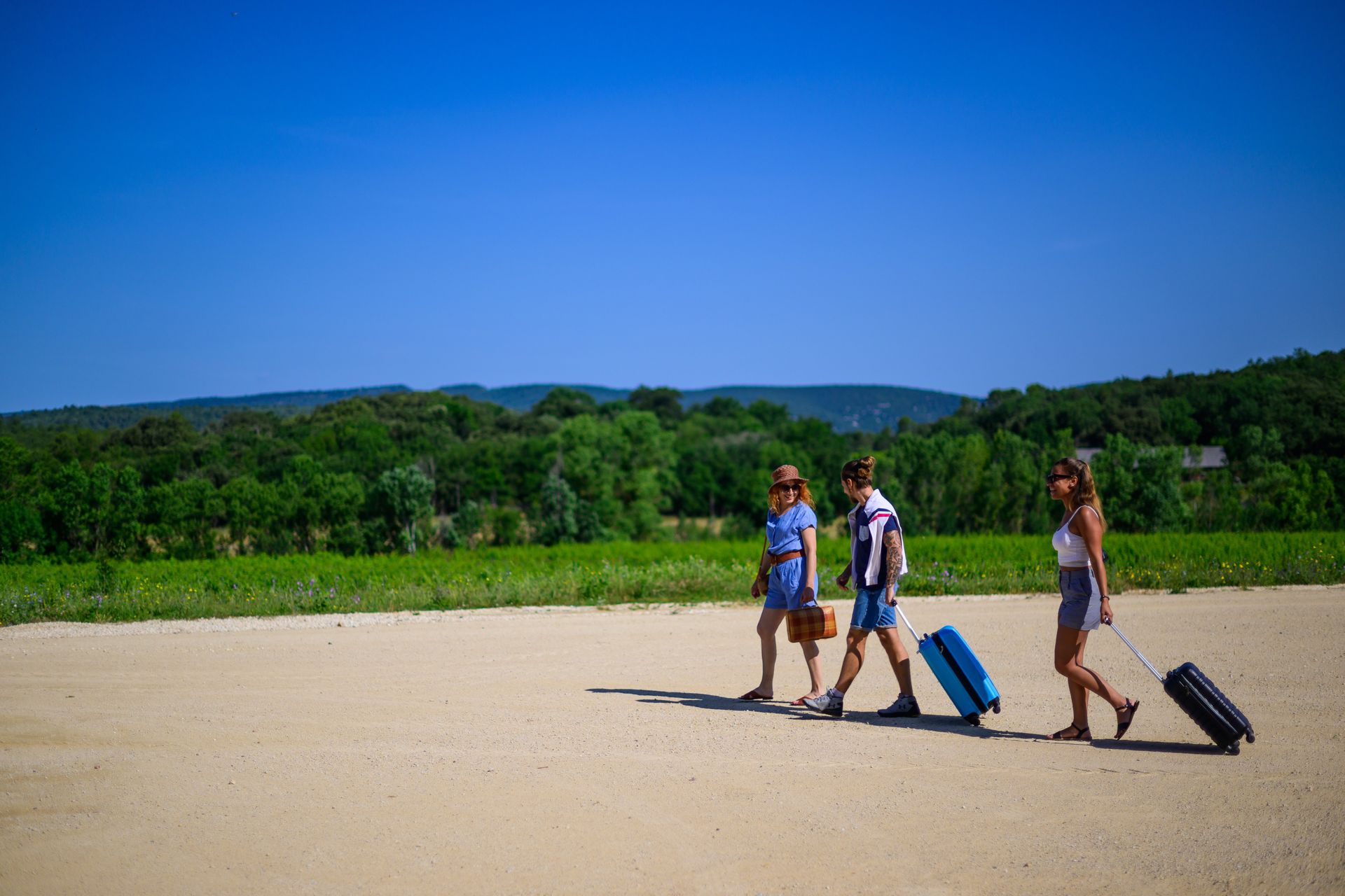Trois amis arrivent avec leurs valises sur leur lieu de séjour au domaine La Bergerie du Fenouillet en Pic Saint-Loup