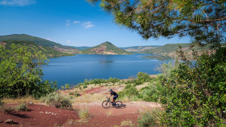 Carte postale gravel au lac du Salagou © Eric Brendle - Hérault Tourisme