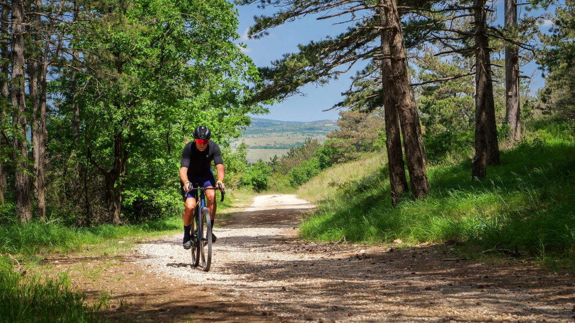 en gravel bike sur les chemins de l'Hérault © Eric Brendle - Hérault Tourisme