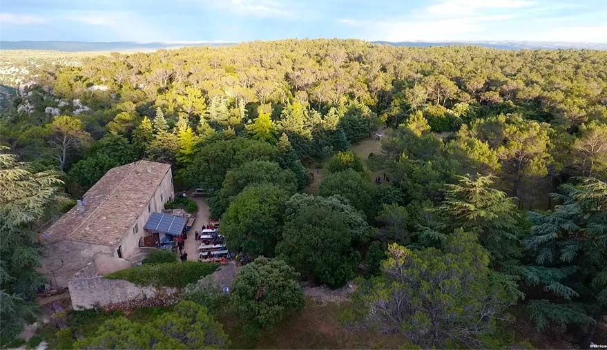 La maison des légendes est située dans un écrin de verdure au milieu de la forêt