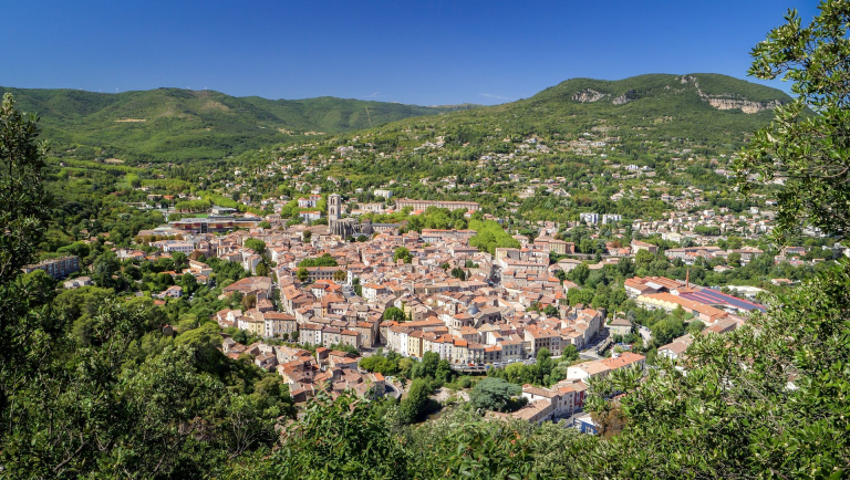 Vue panoramique sur la ville de Lodève dans le Lodévois et Larzac