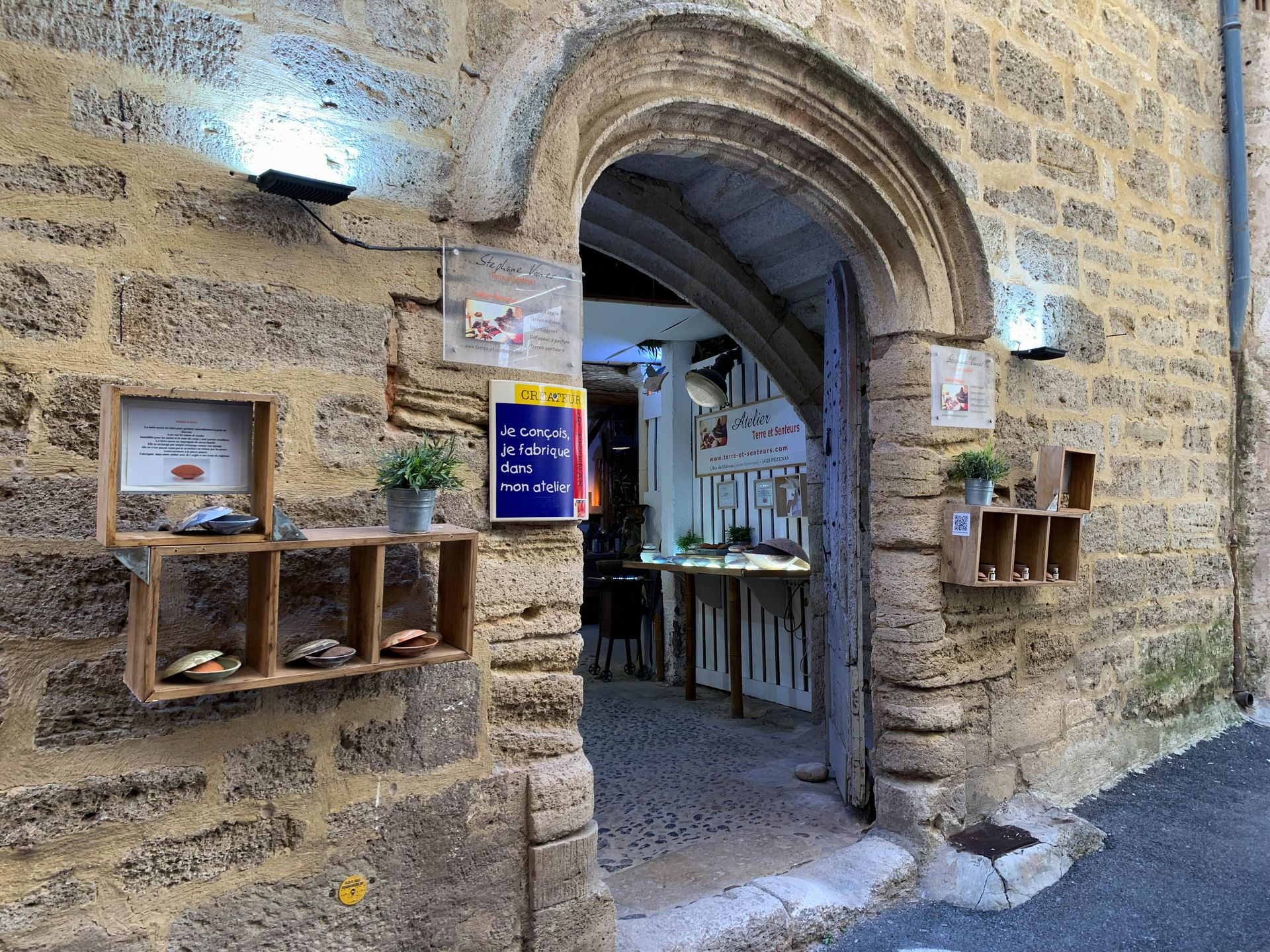 Devanture d'une échoppe d'artisan d'art à Pézenas
