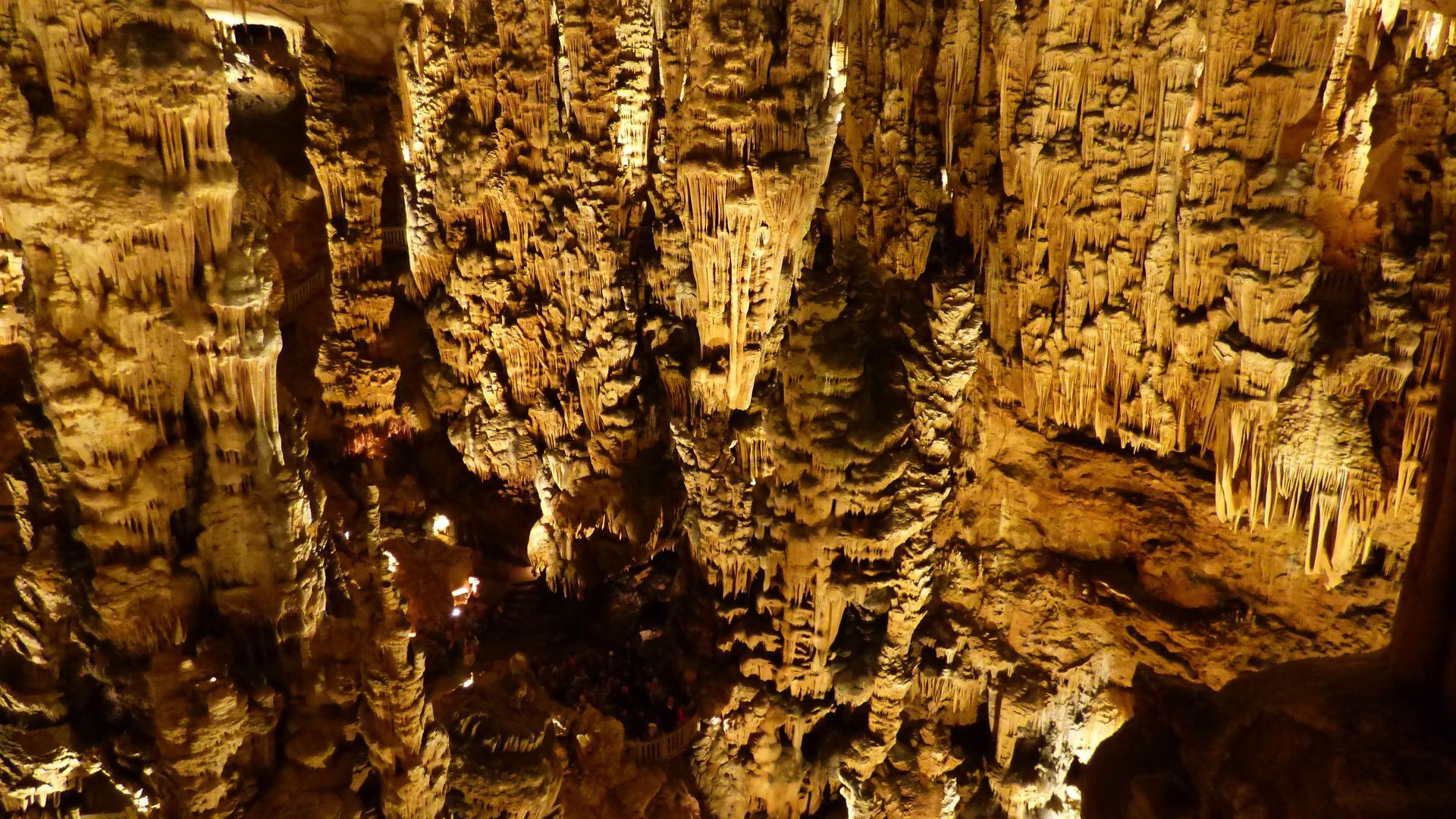 Concrétions dans la Grotte des Demoiselles