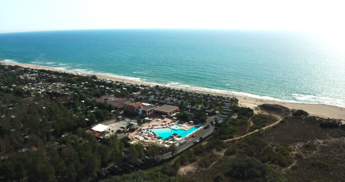Vue aérienne d'un camping au bord de la Méditerranée