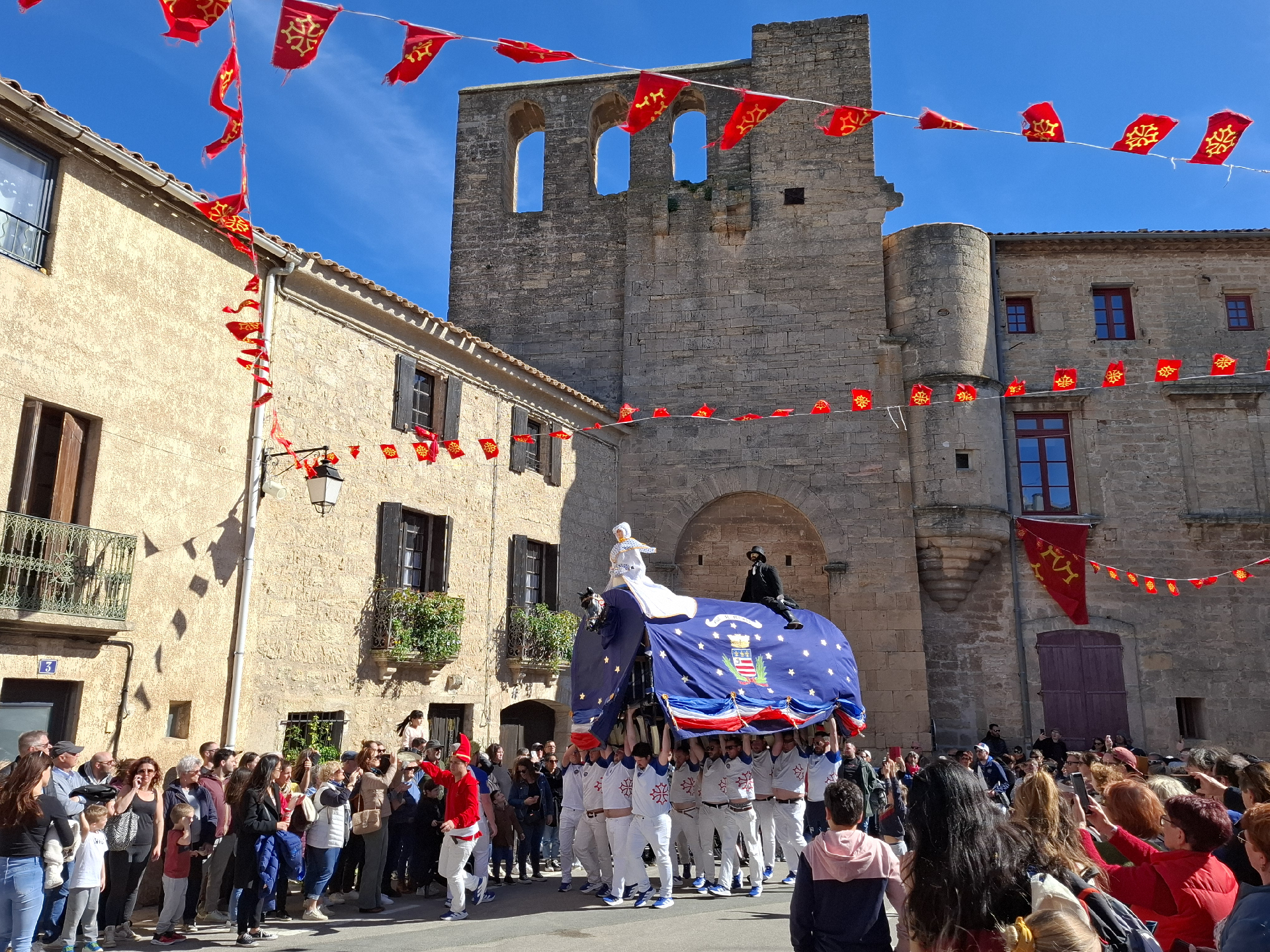 Carnaval avec la sortie des animaux totémiques à Loupian