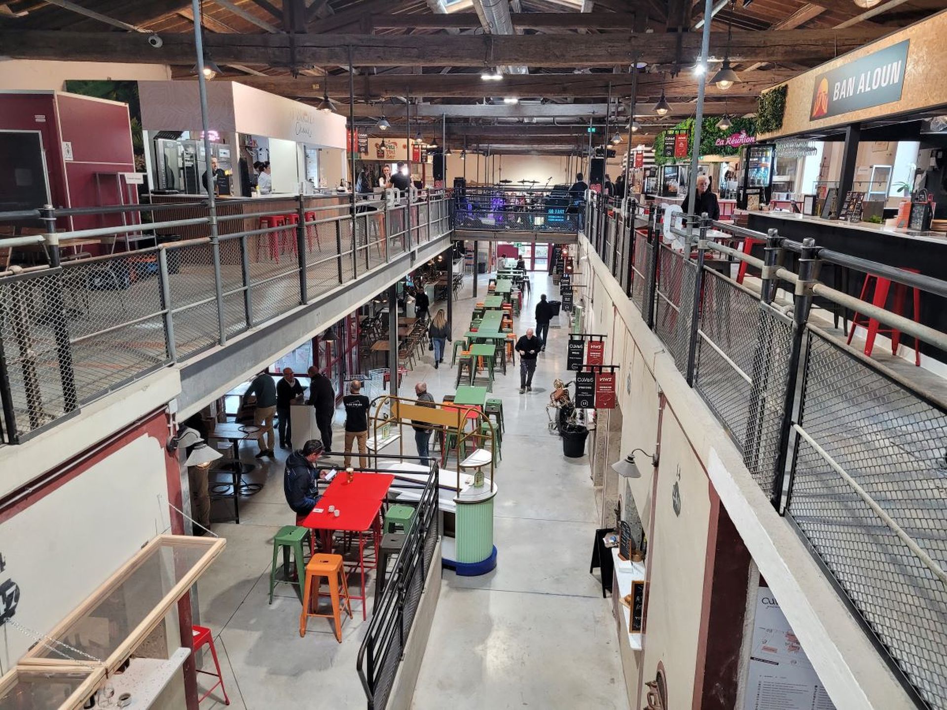Vue sur l'intérieur des Cuves Gourmandes, ancien chai historique réaménagé en tiers-lieu festif situé à Pérols près de Montpellier