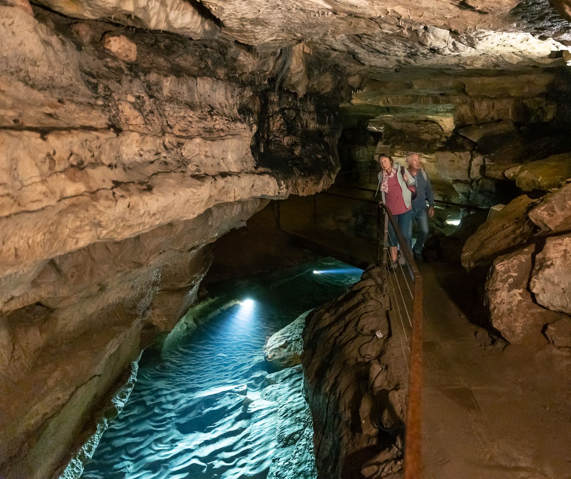 Couple en visite dans la grotte de Labeil