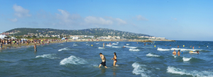 Personnes qui se baignent sur la plage du Lido à Sète