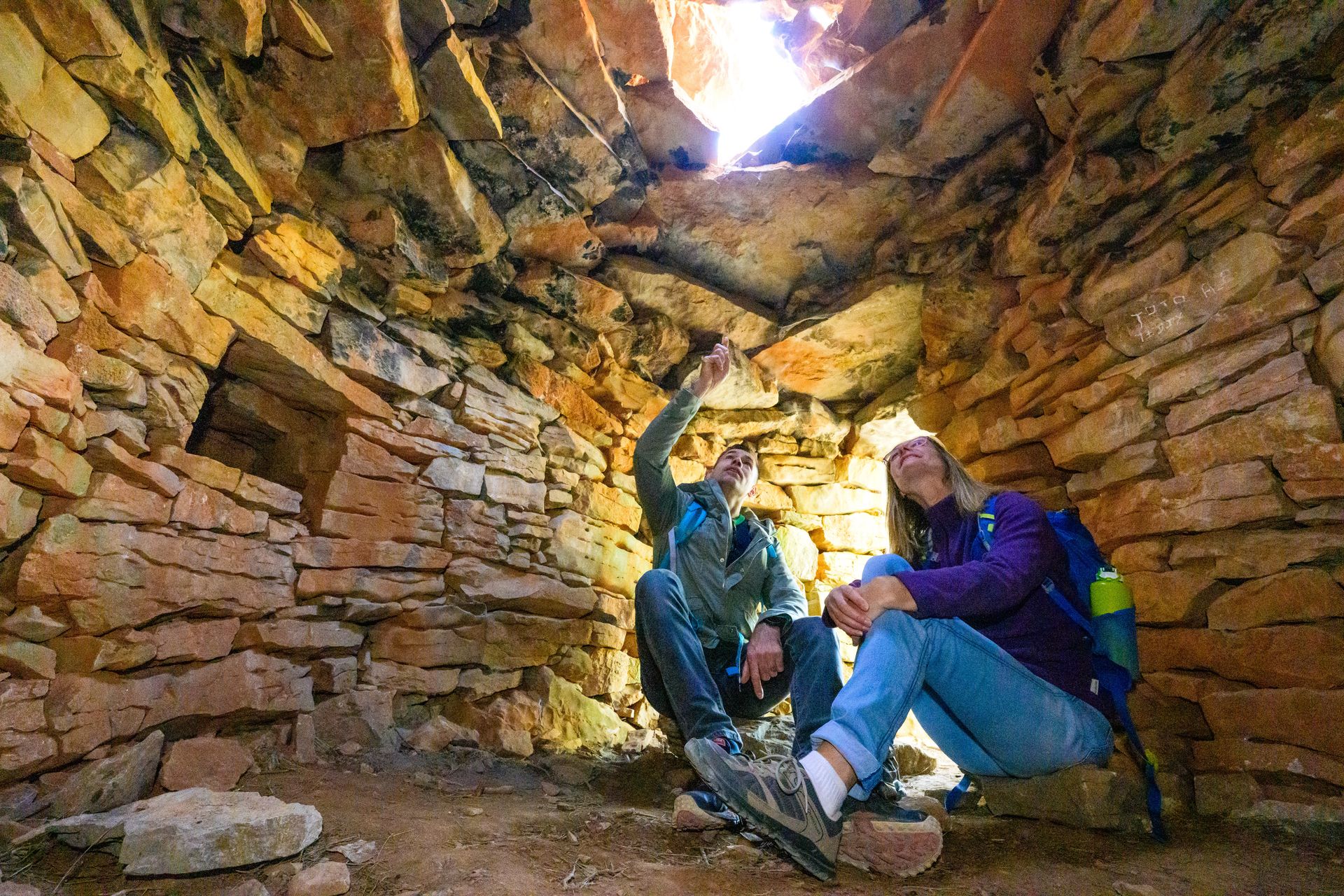 Randonneurs à l'intérieur d'une carabelle appelée aussi capitelle