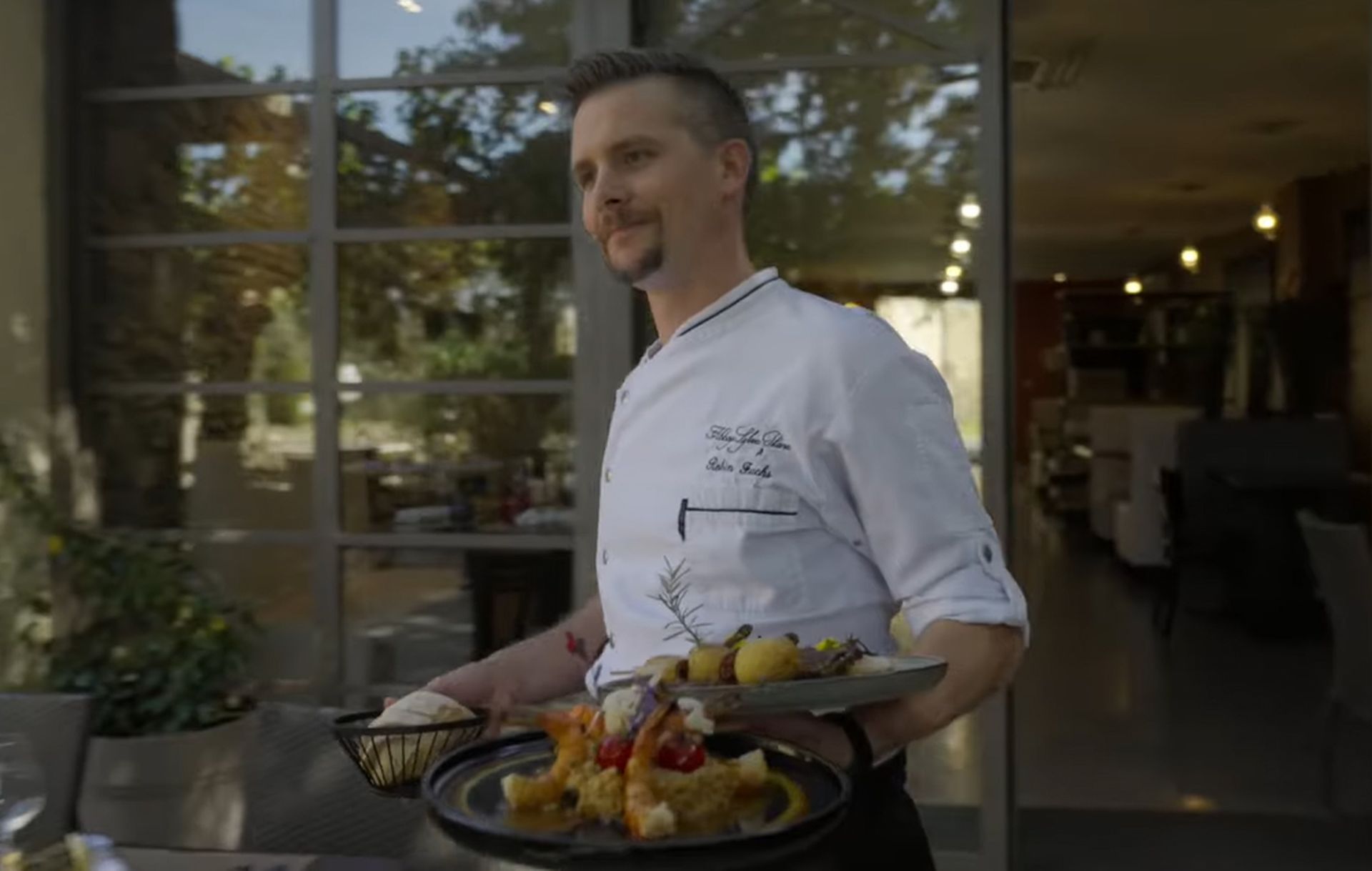 Zoom sur un serveur de la table vigneronne de l'Abbaye Sylva Plana située à Laurens dans les avant-monts