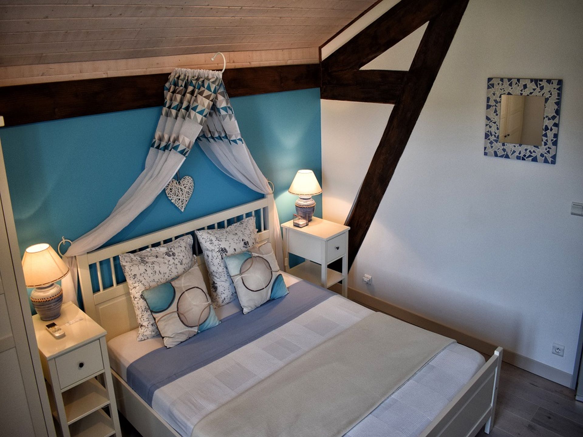 Vue sur la chambre Brassens à la maison d'hôtes, L'Oustaloise, située à Faugères dans les avant-monts