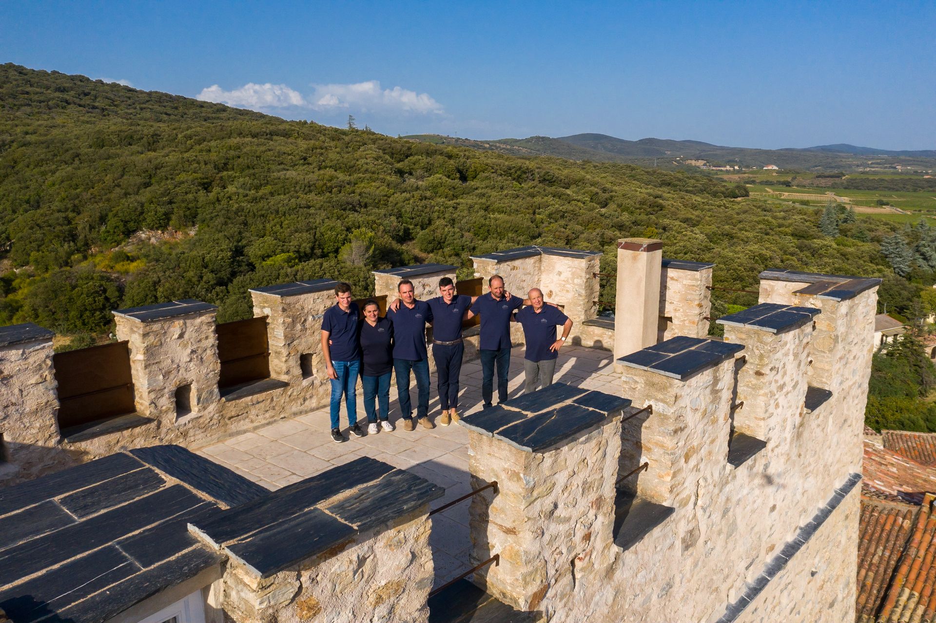 Famille Chabbert au sommet de la tour de son domaine viticole Château Chênaie à Cabrerolles dans les avant-monts