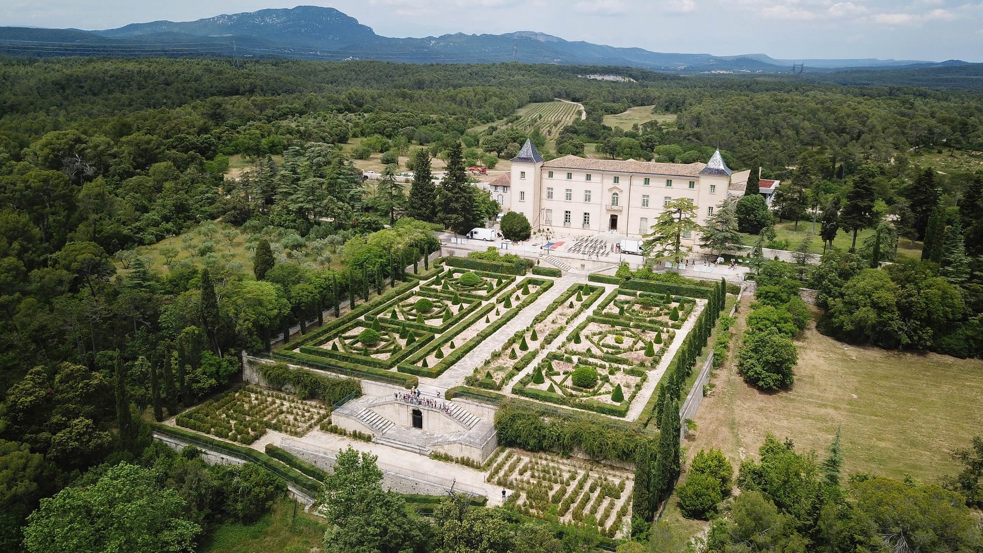 Vue aérienne sur le parc et le château du Domaine de Restinclières à Prades-Le-Lez près du Pic Saint-Loup