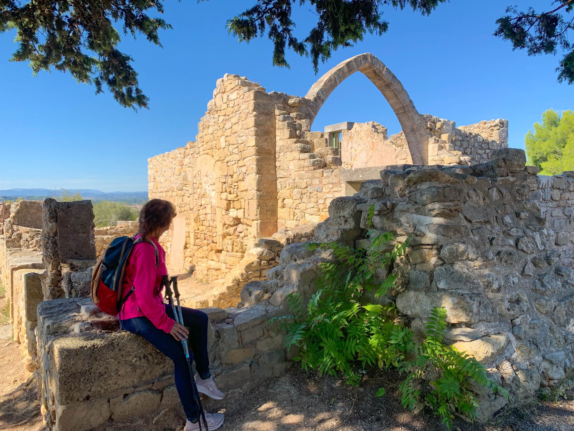 en randonnée à l'ermitage Saint-Antoine à Castelnau de Guers