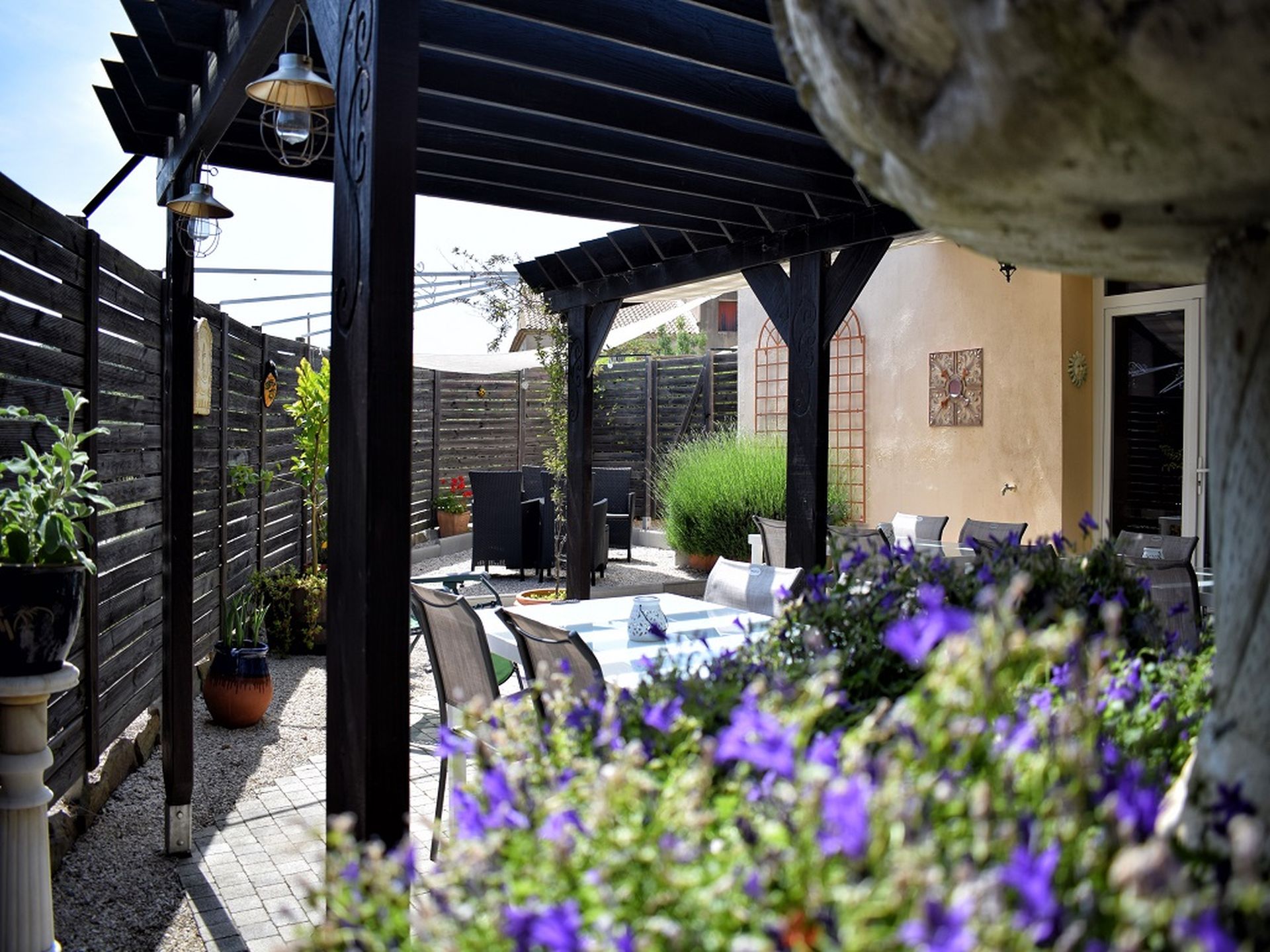 Vue sur l'extérieur de la maison d'hôtes, L'Oustaloise, située à Faugères dans les avant-monts