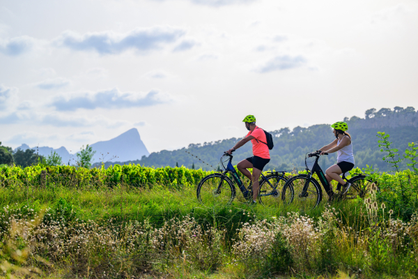 Couple en vélo au milieu des vignes du Pic St Loup