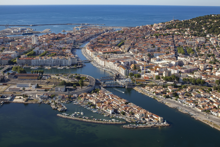 Vue aérienne des canaux de Sète, la petite Venise du Languedoc