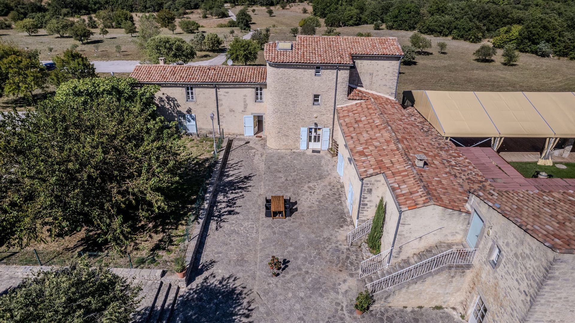 Vue aérienne sur le Mas de Baumes à Ferrières-Les-Verreries sur le causse de l'Hortus