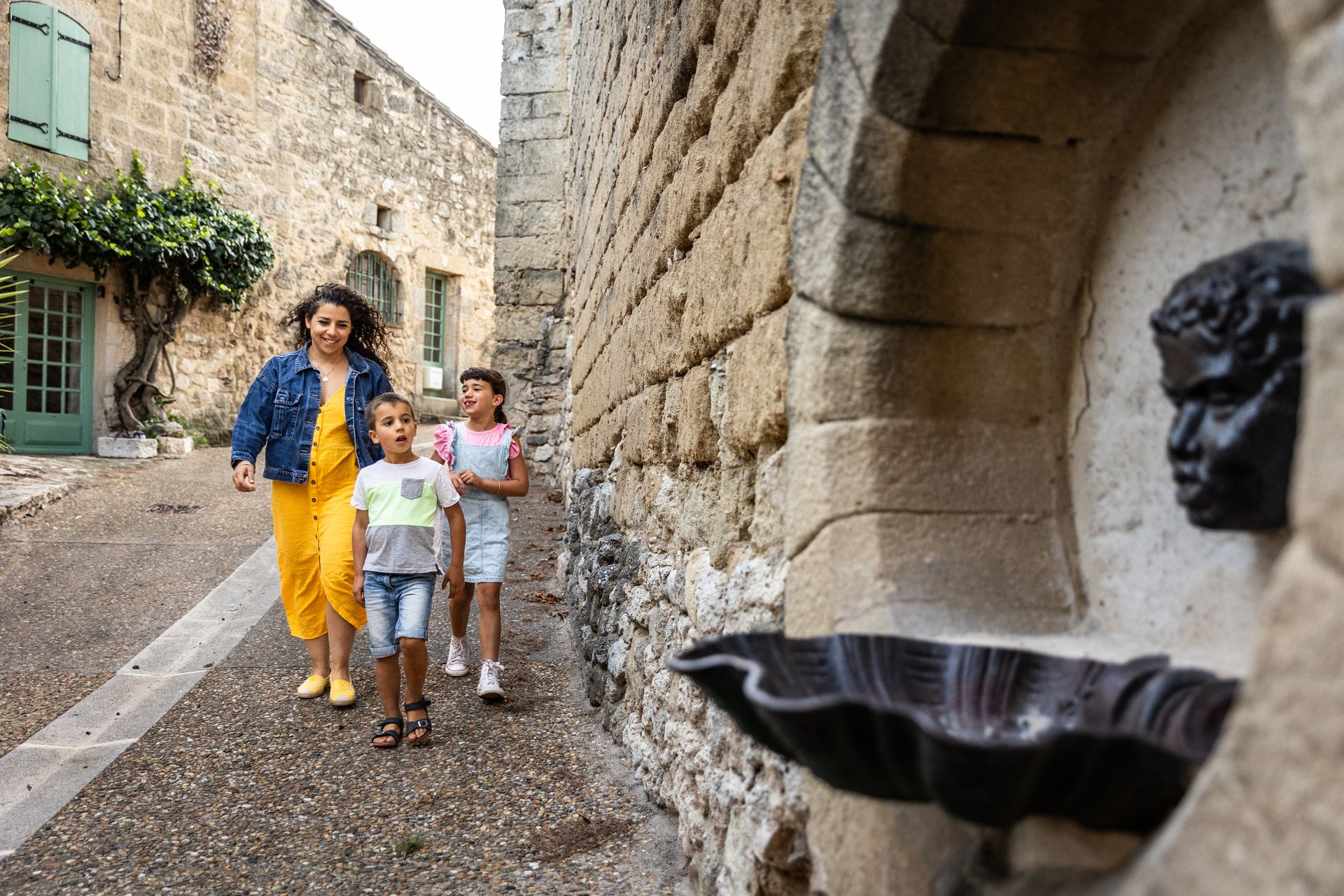 Famille en balade dans le village de Saint-Pons-de-Mauchiens près de Pézenas