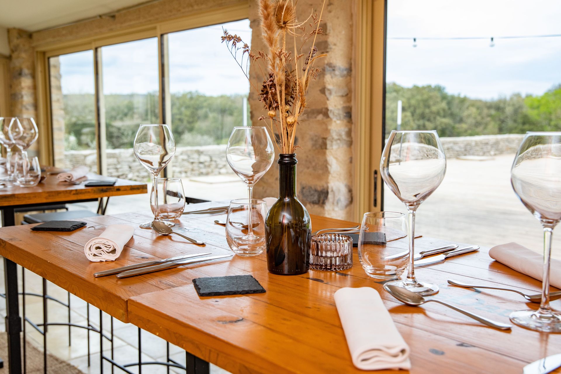 Vue sur une table dressée du restaurant du Mas de Baumes situé à Ferrières-Les-Verreries sur le causse de l'Hortus