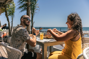 Couple qui déjeune dans un restaurant de plage au Chiringuito à Vias Plage
