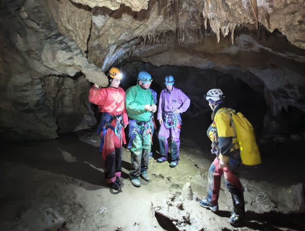 Exploration d'une cavité en spéléologie