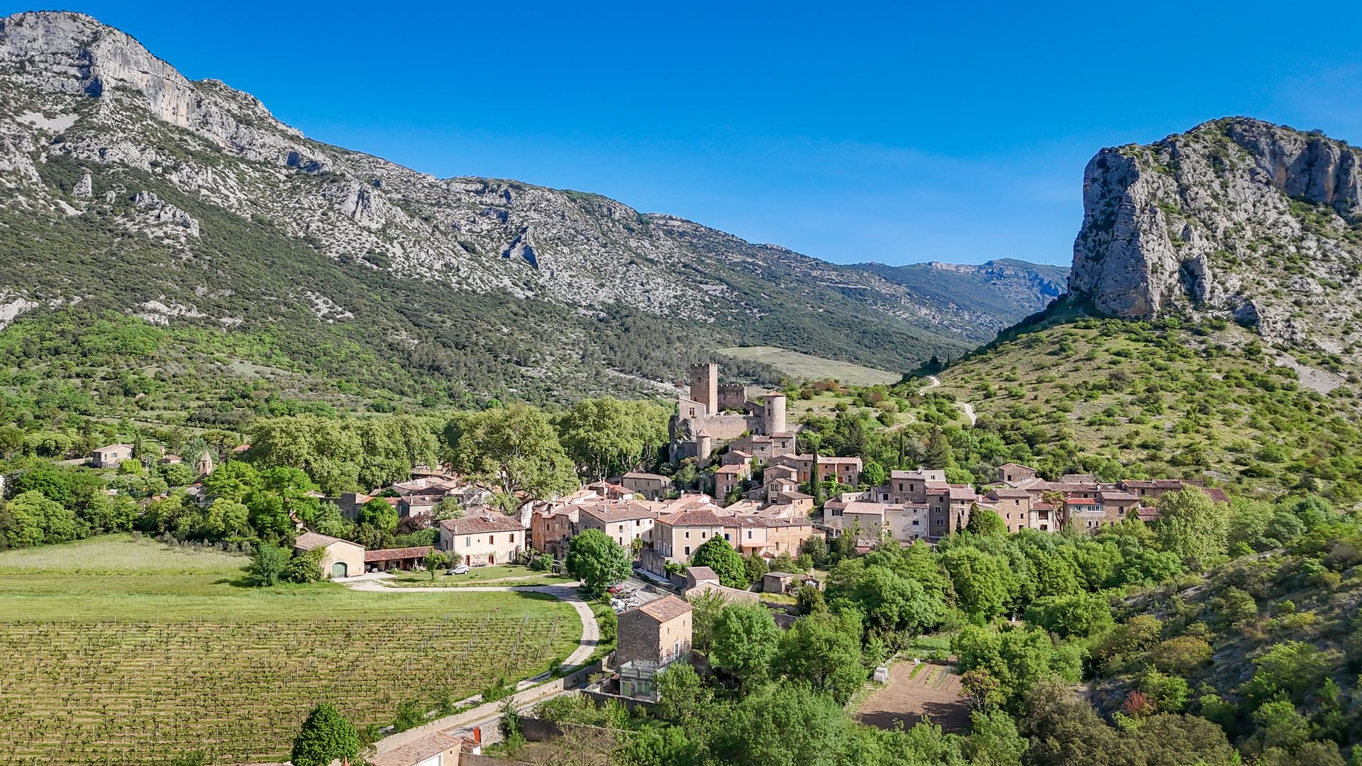 Vue sur le village médiéval de Saint-Jean-de-Buèges au pied du Roc Tras Castel