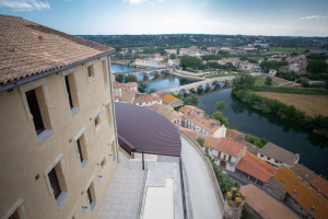 Terrasse du Bistro La Prison à Béziers donnant vue sur l'Orb et le Pont Canal