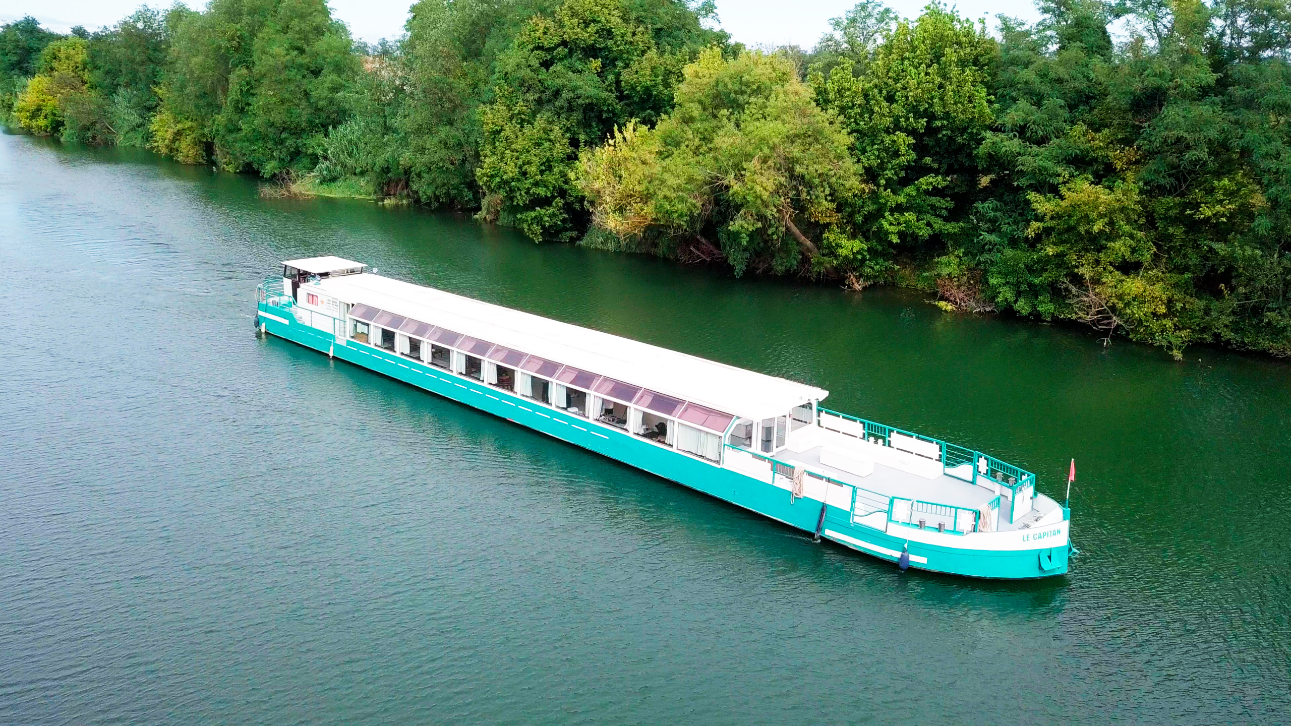 Croisière repas sur le canal du Midi.