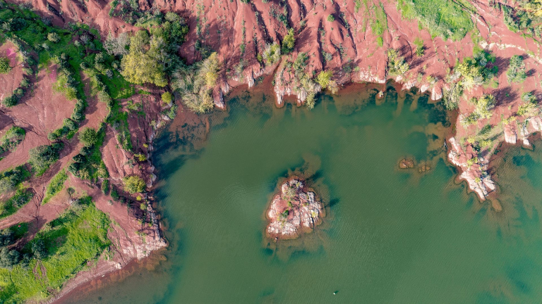 Vue aérienne sur les ruffes et le lac du Salagou