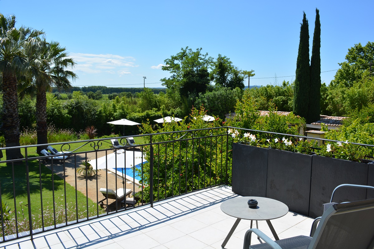 Vue sur la piscine de la chambre d'hôtes de charme Ô Chai d'Œuvres à Campagnan