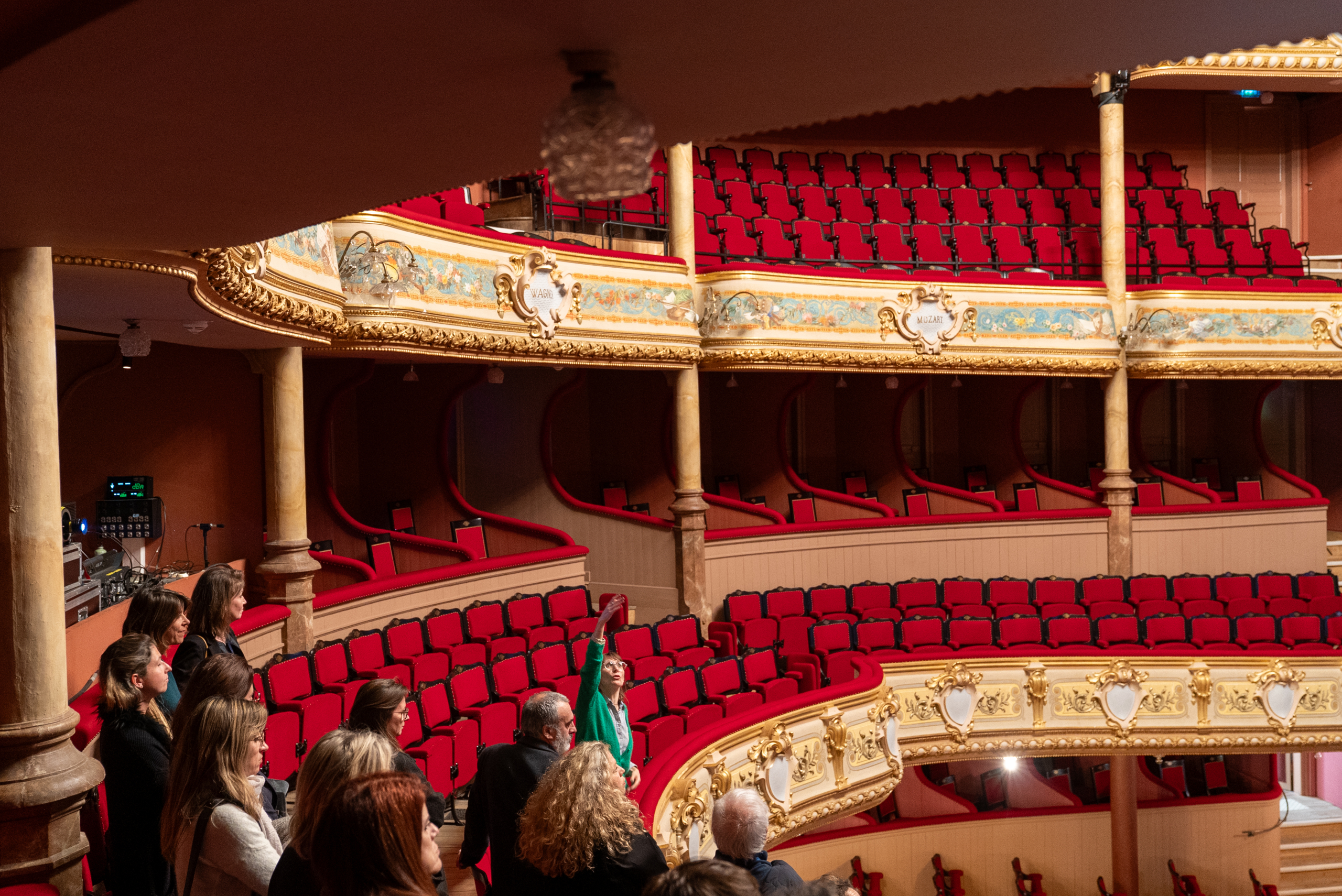 Percez les secrets de ce théâtre à l’italienne et partez à la découverte des coulisses habituellement fermées au public.