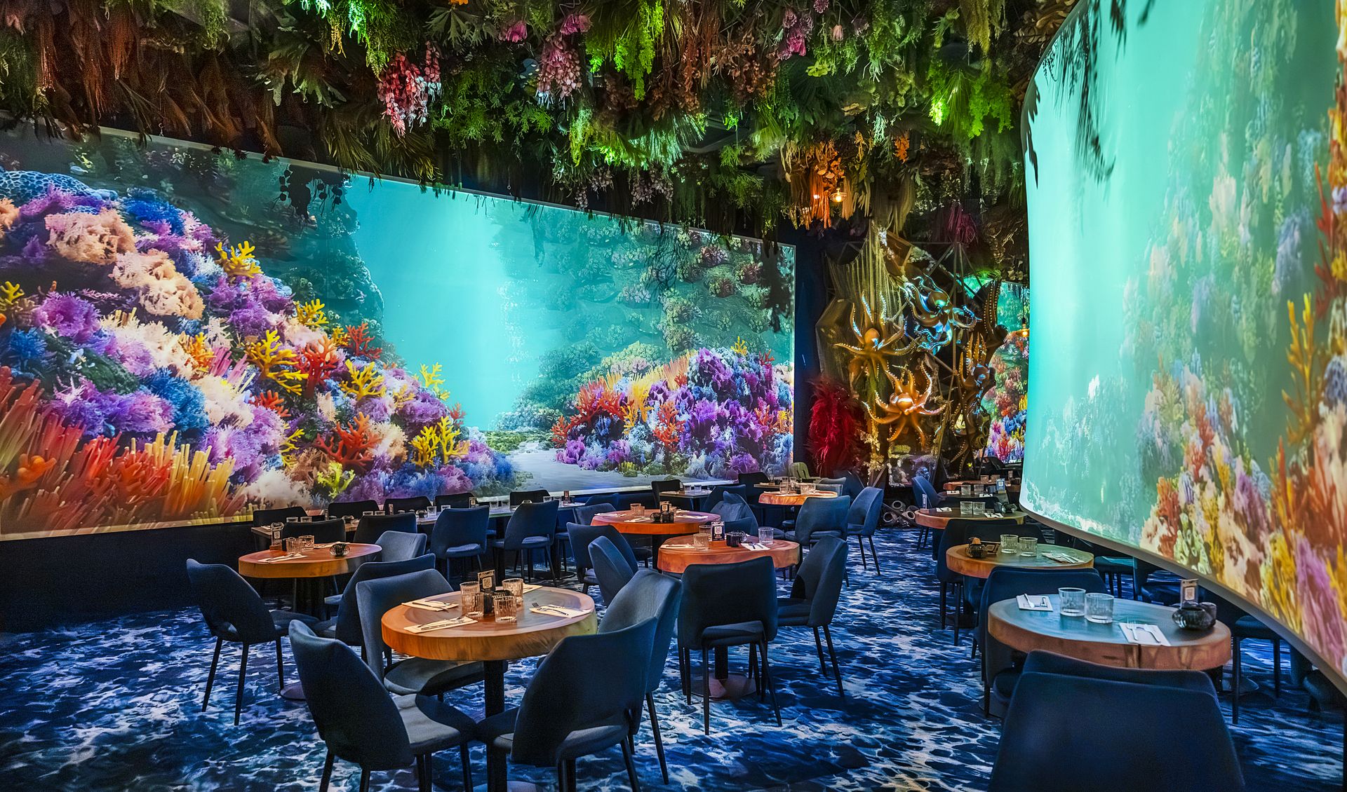 Ambiance lagon dans l'une des salles du restaurant immersif Under The Sea situé à Odysseum à Montpellier
