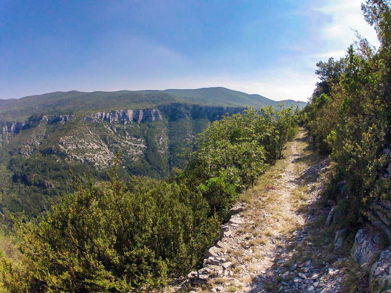Sentier en balcon - randonnée de la Serre de Grenouilllet © Eric Brendle